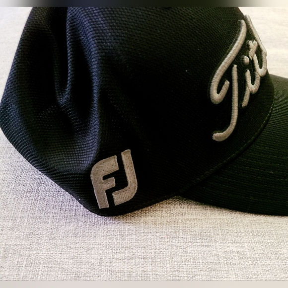 Titleist Hat Cap Pro Golf V1 Men's Embroidered Adjustable Strap FJ Black Grey - Picture 5 of 7